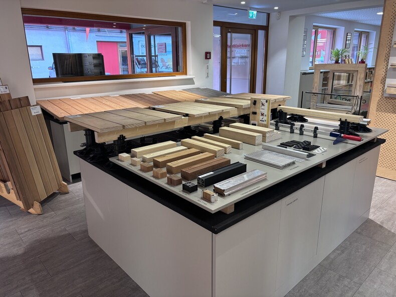 Ausstellungsraum Holzterrasse