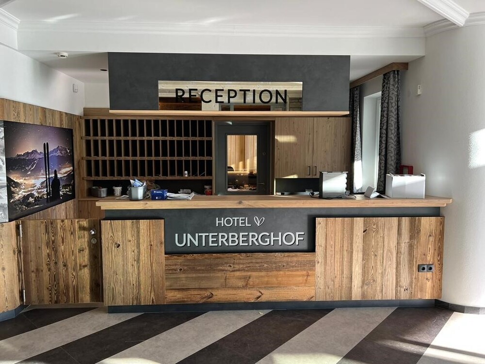 Altholz Verkleidung Rezeption Hotel Unterberghof