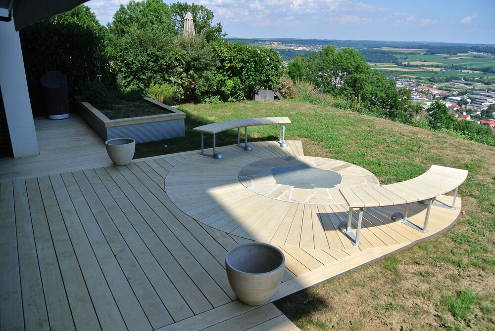 Terrasse und Sitzbank aus Accoya