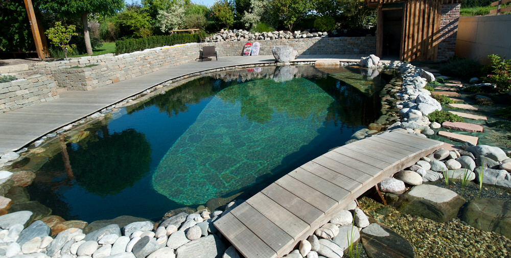 Naturpoolumrandung und Steg aus Accoya