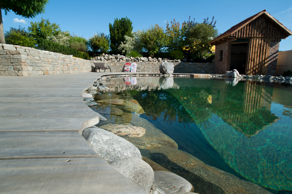 Naturpoolumrandung aus Accoya