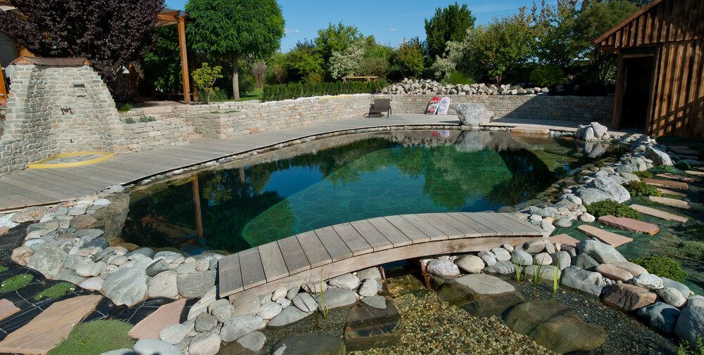 Naturpoolumrandung und Steg aus Accoya