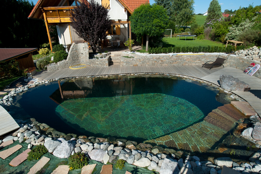 Naturpoolumrandung und Steg aus Accoya