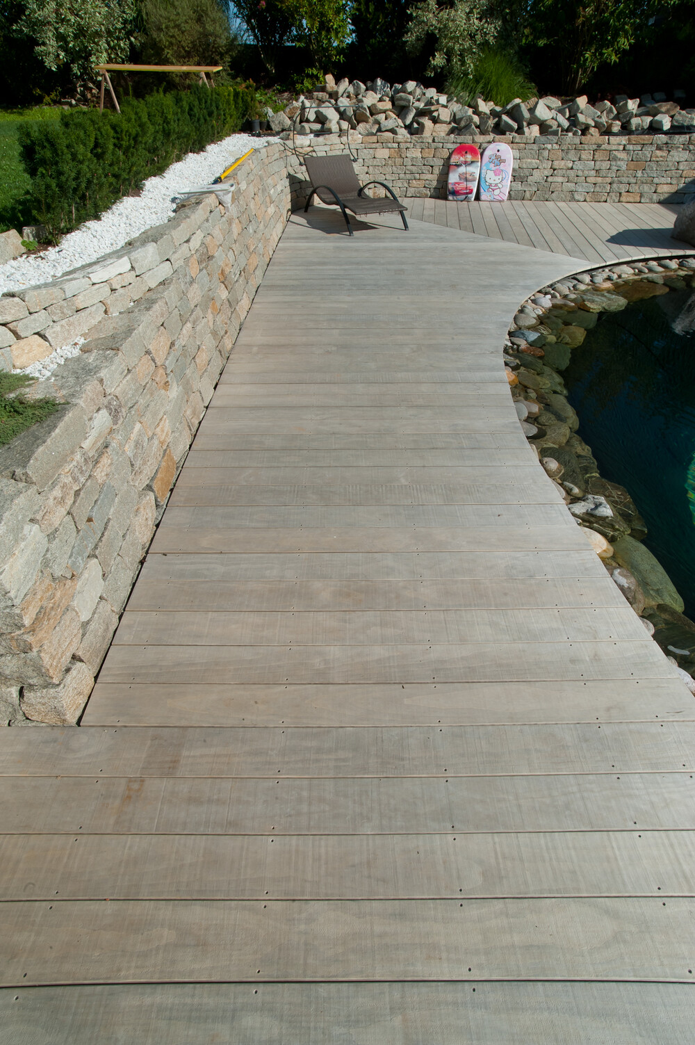 Naturpoolumrandung aus Accoya