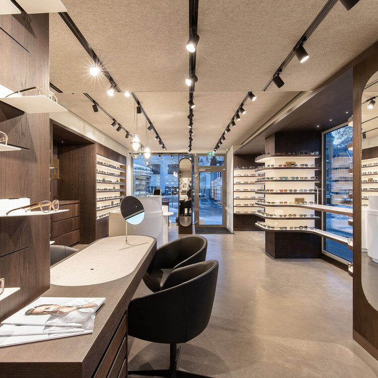 Furnierdecks in Eiche Verkaufsraum Optik Tieber