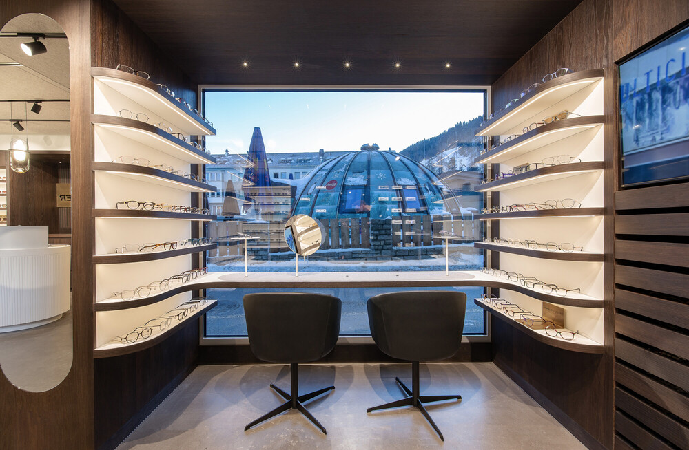 Furnierdecks in Eiche Verkaufsraum Optik Tieber